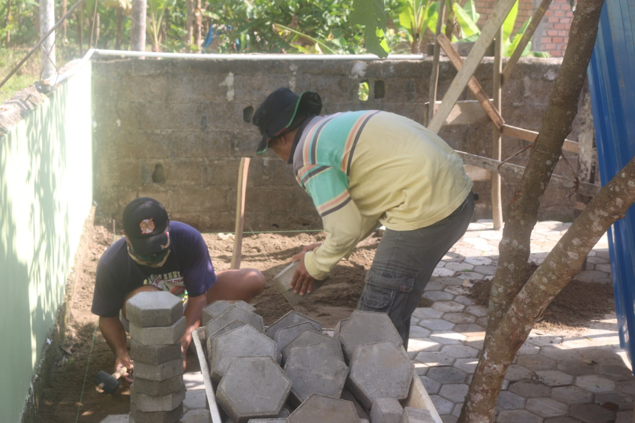 Terus genjot pengerjaan, renovasi masjid fokus lanjutkan pemasangan paving blok