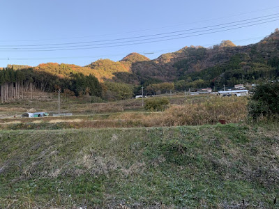 窓の外はのどかな里の風景