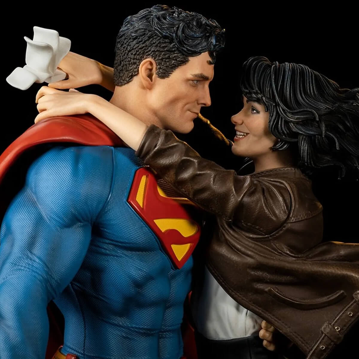 O amor está no ar no diorama Superman e Lois Lane da Iron Studios
