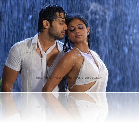 Priyamani_romancing_in_rain_10
