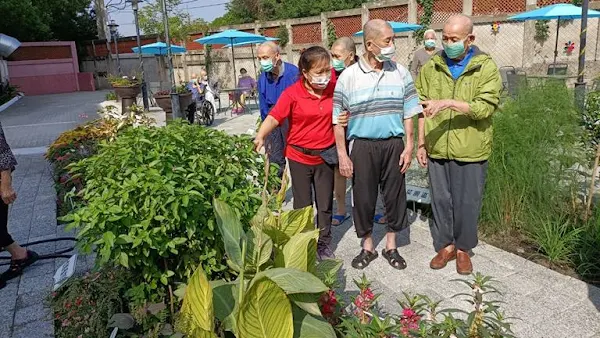 ▲榮家療育花園提高住民的幸福感與維持肢體功能、認知的健康效益。（記者林明佑翻攝）