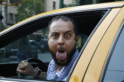 таксист показывает язык