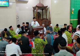  Pj Wako Prabumulih, H Elman ST MM sholat shubuh bersama ormas islam di Masjid Agung Nur Arafah