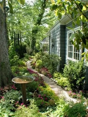 Jardins biodiversos proporcionam um ambiente relaxante e nos conectam com a natureza, melhorando nosso bem-estar.