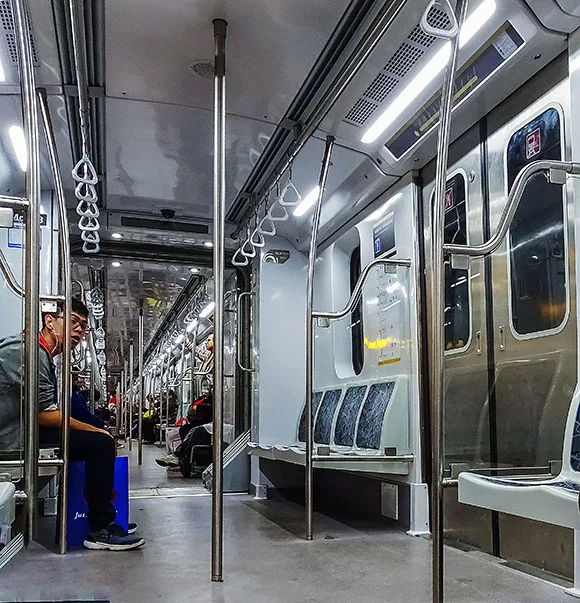 Interior del subte en espera.