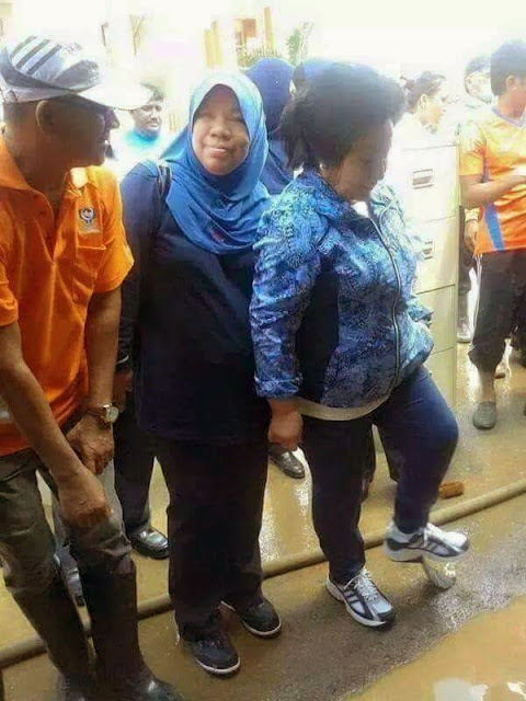 Apalah malangnya Najib neh!Kasut Rosmah Tercabut Tapak 