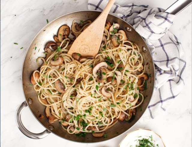 Creamy Garlic Herb Mushroom Spaghetti #vegan #pasta
