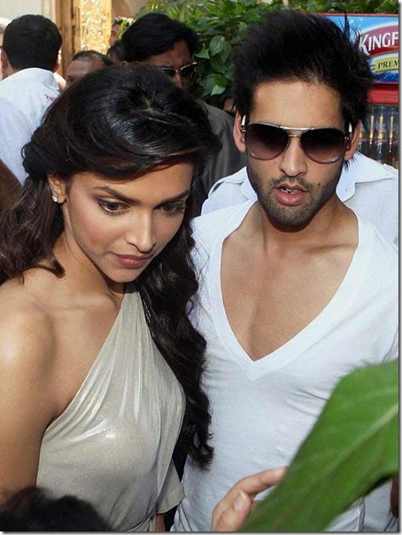 Deepika Padukone, Salman at Kingfisher Calendar 2011 Launch11