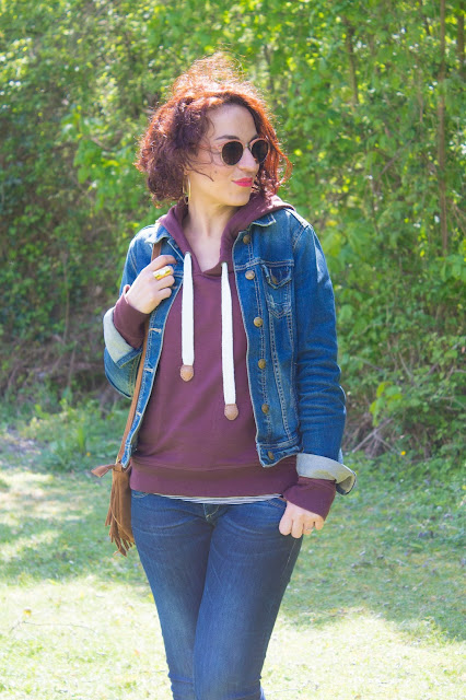 Un look casual en denim et bordeaux 💕