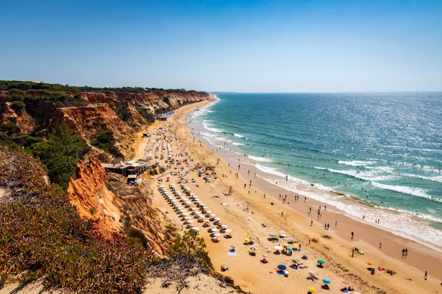 Pantai di Portugal Ini Baru Saja Dinobatkan sebagai Pantai Terbaik di Dunia