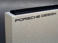 PORSCHE DESIGNのロゴがワンポイント