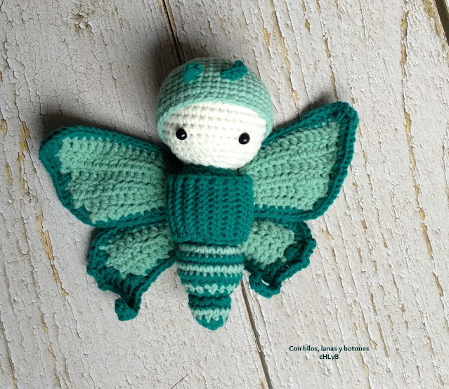 Con hilos, lanas y botones: mariposa amigurumi (patrón Lalylala)