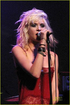 Taylor Momsen Pamer Payudara