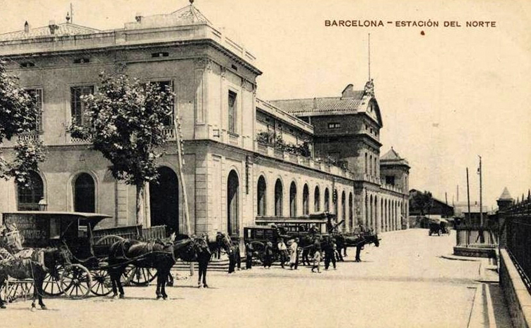 Una bella cartolina d'epoca, con le carrozze dei cavalli che aspettano i passeggeri (Una volta al posto delgi autobus circolavano i treni (http://www.spanishrailway.com/2012/02/13/barcelona-a-zaragoza-por-lerida/)