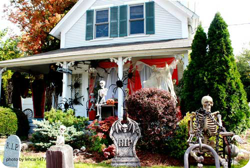 Traditional Scary  Creepy  Halloween  Porch  and Yard 