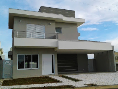 A fachada deste sobrado preserva a porta social sob a sacada da suíte do casal no pavimento superior.