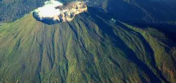 11 Gunung Paling Angker di Indonesia Versi Bukan On The Spot