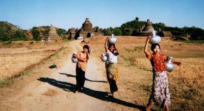 myanmar_mrauk_u_water_collectors