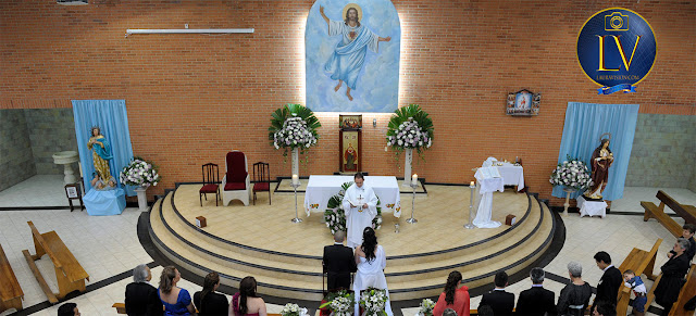 presbiterio con sacerdote y los novios de espaldas