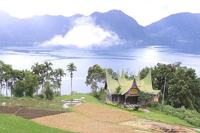 Menyelami Pesona Alam Danau Maninjau 