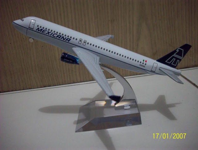 Diecast Miniatur Pesawat Mexicana A320