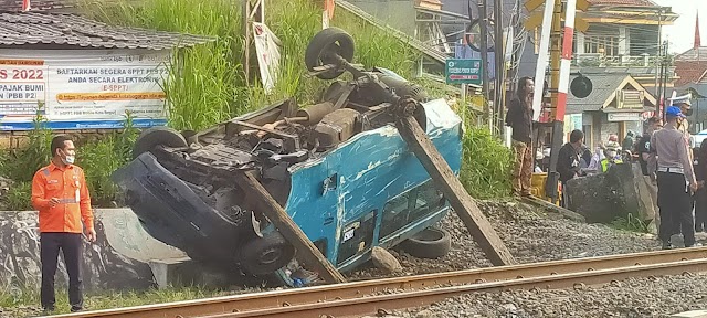 KRL Jabodetabek Tabrak Angkot 08  Jurusan Pasar Anyar -Citeureup