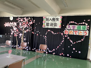 会場写真。桜の壁面装飾できれいに飾られています