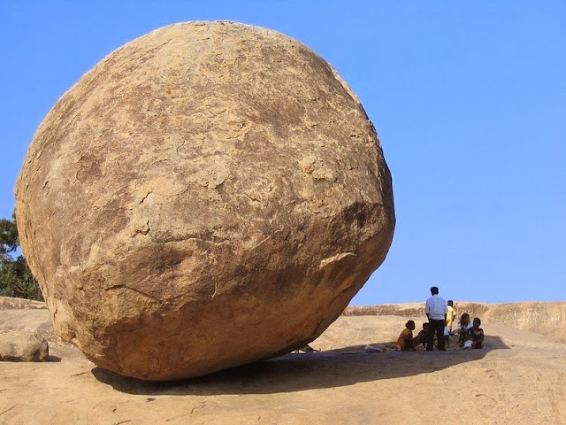 bola de mantequilla Mahabalipuram roca enorme en equilibrio