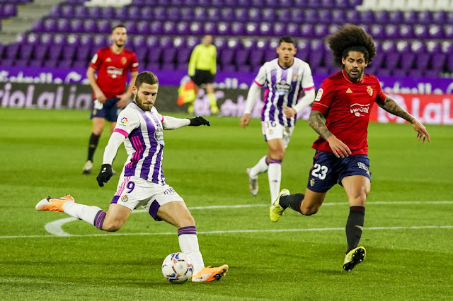 Shon Weissman se adelanta a Aridane y remata para conseguir el primer gol del Valladolid. Roberto Torres y Marcos André al fondo. REAL VALLADOLID C. F. 3 CLUB ATLÉTICO OSASUNA 2. 11/12/2020. Campeonato de Liga de 1ª División, jornada 13. Valladolid, estadio José Zorrilla.