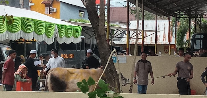 Polda Sulsel Berbagi Daging Qurban Sebanyak 22 Ekor Sapi dan 2 Ekor Kambing  di Hari Raya Idul Adha 1443 H/2022 - M 