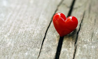 Amémonos unos a otros (Un corazón sobre una superficie de madera)