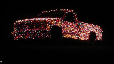 Christmas pickup van with 3000 bulbs Seen On www.coolpicturegallery.net