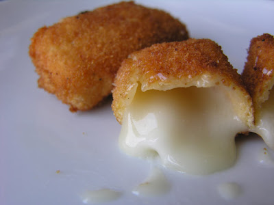 Torta del Casar frita con sirope de fresaTorta del Casar frita con sirope de fresa