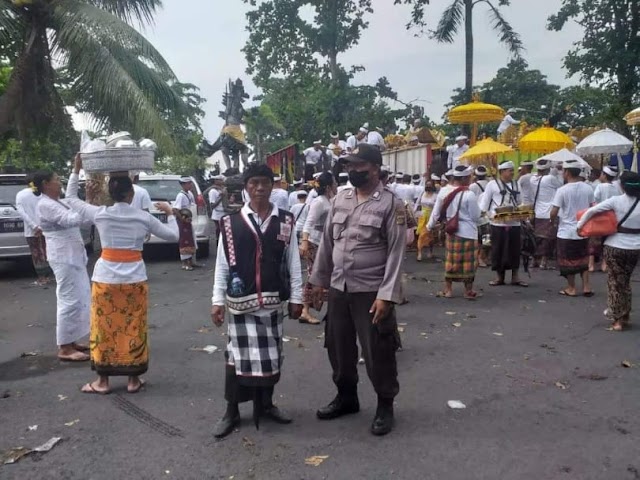 Inflementasi Sipandu Beradat, Bhabinkamtibmas Bersama Pecalang Pengamanan Giat Melasti