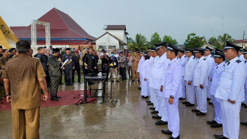 Diguyur Hujan Deras Pelantikan Kades Terpilih yang Dipimpin Bupati Tanjabbar  Berjalan Lancar