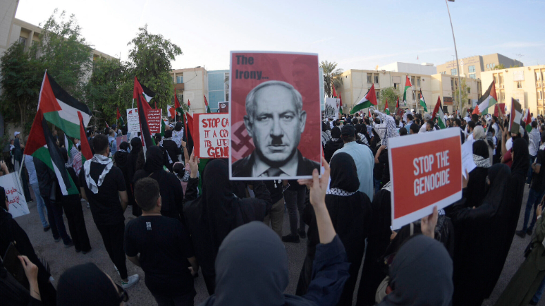 Bahreinitas carregam cartazes anti-Israel durante uma reunião em Manama em 20 de outubro de 2023, em meio à guerra em curso entre Israel e o grupo terrorista Hamas, que governa Gaza | Mazen Mahdi/AFP