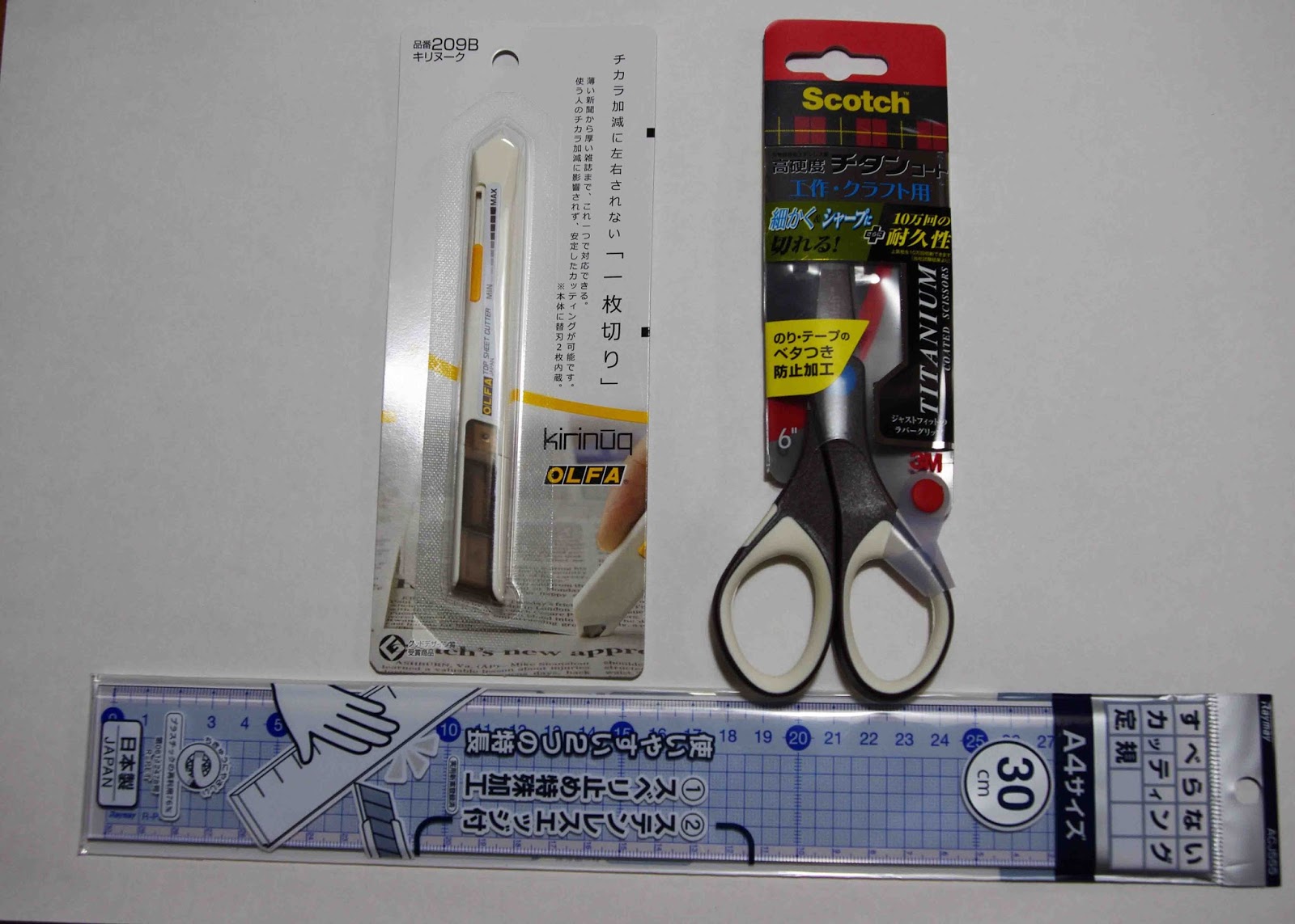 工作で使うハサミとカッターをグレードアップ 小学生のrcカーのステッカー貼りで活用