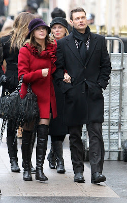 Ryan Seacrest and Julianne Hough enjoying romantic stroll in Paris,