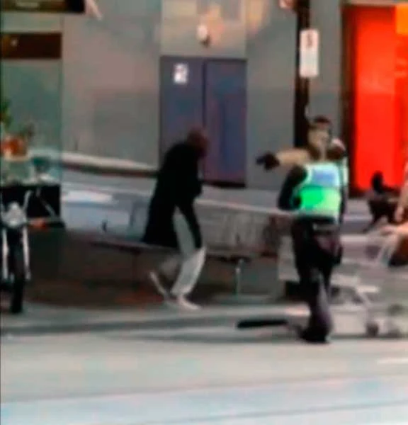 Vídeo  Momento en el que la Policía de Melbourne dispara a un hombre que acuchilló a tres personas matando a una de ellas