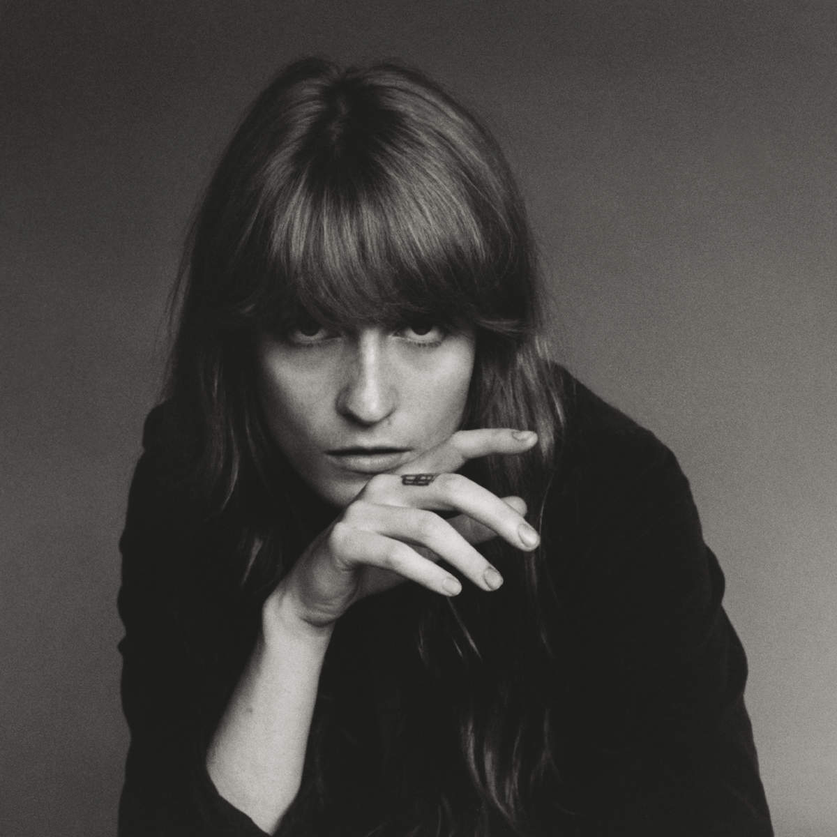 A caminhada solitária e perdida de Florence + The Machine no clipe de ‘St Jude’
