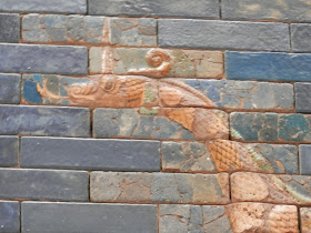 Ishtar Gate and Processional Way from Babylon (Pergamon Museum, Berlin)   by E.V.Pita (2015)  http://archeopolis.blogspot.com/2015/10/babilonia-doors-of-wall-pergamo-museum.html   Puertas de las murallas de Babilonia (Museo Pérgamo de Berlín)  por E.V.Pita (2015)  Portas de Babilonia
