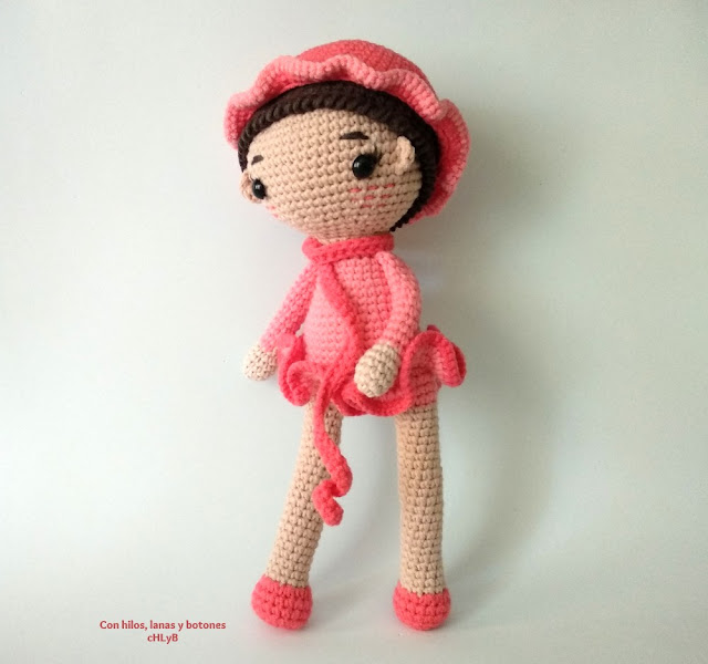 Con hilos, lanas y botones: Isabel amigurumi doll (patrón de Cherry Crochett)