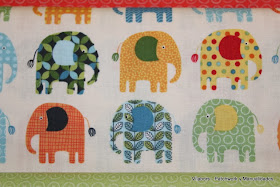 Detalle de la tela de Patchwork con Elefantes de diferentes colores
