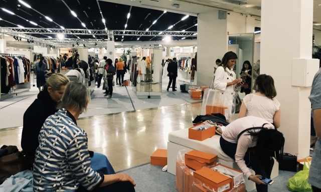 Kể chuyện xếp hàng mua Hermes Sale 50% ở Paris