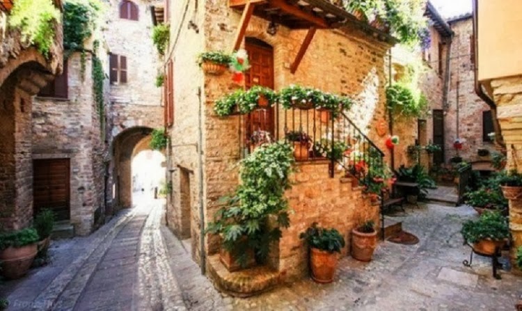 Streets of Spello – the Most Exciting Hike in an Ancient Town, Italy