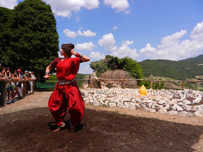 La Danza e il Labirinto LA DANZA E IL LABIRINTO:   LA DANZA DELLE SETTE DEE MADRI SAPTAMATRIKA  CON IL PATROCINIO DI:  PARCO NATURALE DEI MONTI NAVEGNA  COMUNE DI CASTEL DI TORA  Il Labirinto e La Danza delle Sette Dèe Madri Saptamātrikā  Danza: Marialuisa Sales  INAUGURAZIONE DEL LABIRINTO DI MONTE ANTUNI   Dedicato a Maurizio Garutti  domenica 28 giugno 2015 alle ore 9.00  VIDEO DELLA PERFORMANCE DI MARIALUISA SALES: