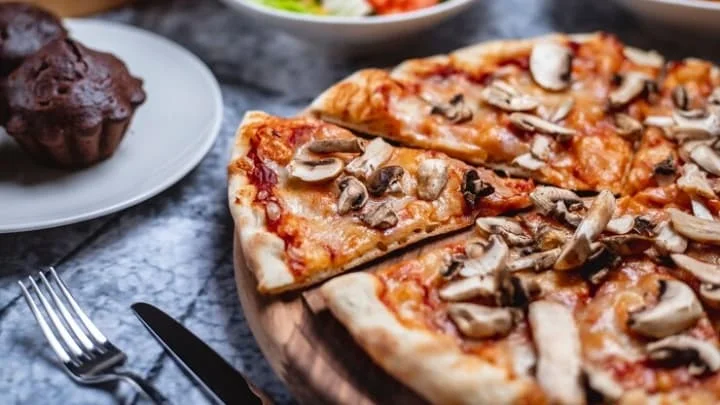 Pizza de cogumelo: a suavidade dos cogumelos com queijo derretido