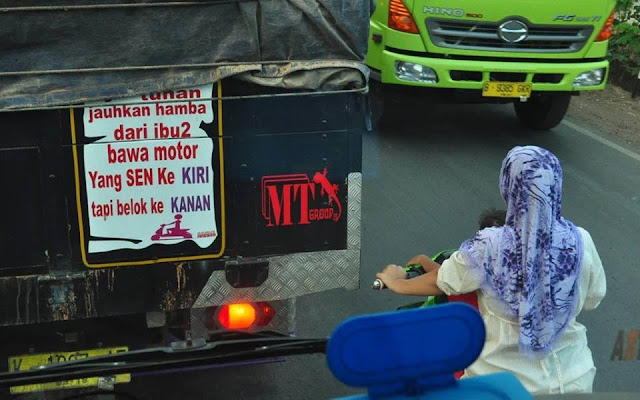 Inilah kumpulan foto Meme Lucu ibu-ibu Naik Motor adalah Penguasa Jalan