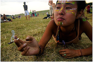 nygus hippie en un festival fumando