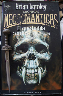 Portada del libro El que habla con los muertos, de Brian Lumley